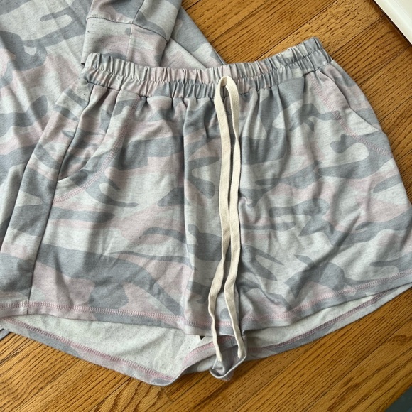 Women’s Gray and Pink Camouflage Lounge Set Size Large Y2K - Picture 2 of 4